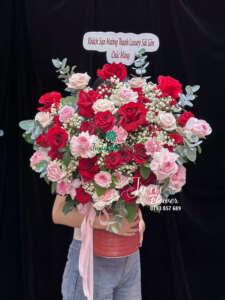Một hộp hoa đỏ cho ngày rực rỡ. Sang mà vẫn tinh tế – như chính người nhận vậy. 